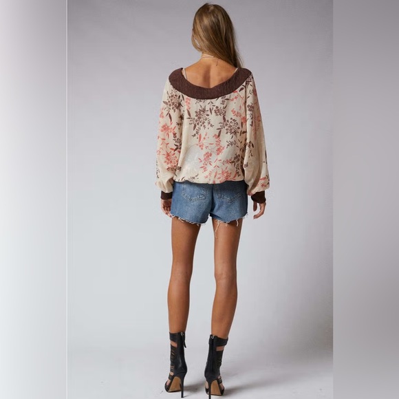 Long Sleeve Batwing V-Neck Blouson Top in Khaki multi - Picture 2 of 6